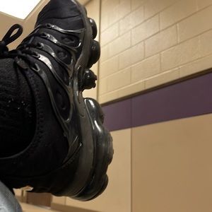 Vapormax plus triple black 9.5